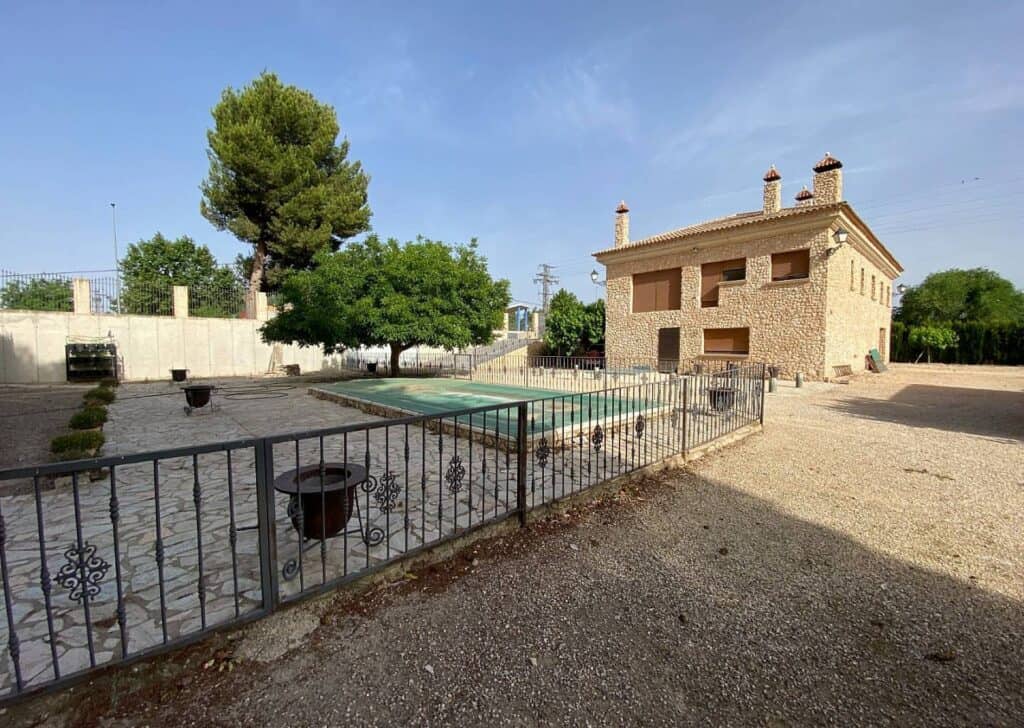Villa for sale in Villena