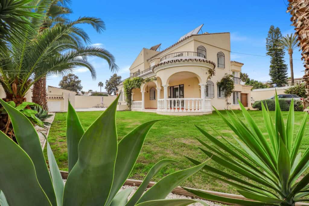 Villa for sale in estepona