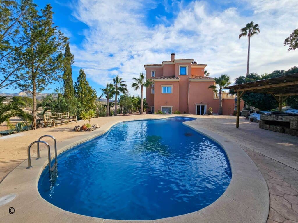 Villa for sale in Monovar