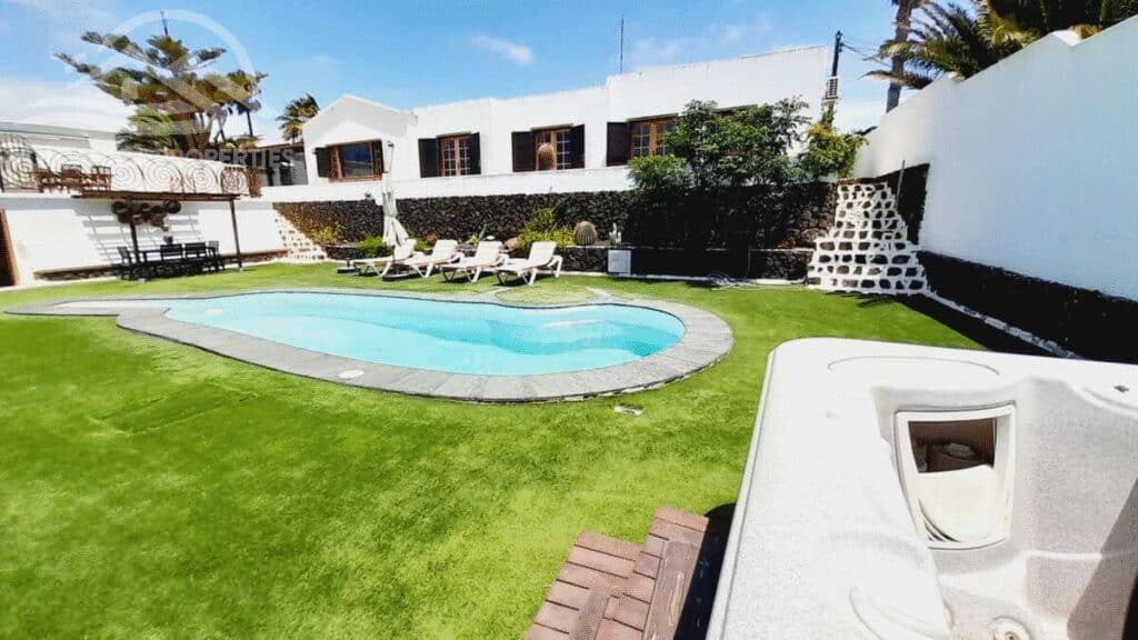 villa for sale in San Bartolomé