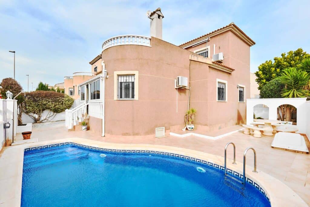 Villa for sale in Pinar de Campoverde