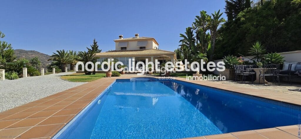 Villa for sale in Sayalonga
