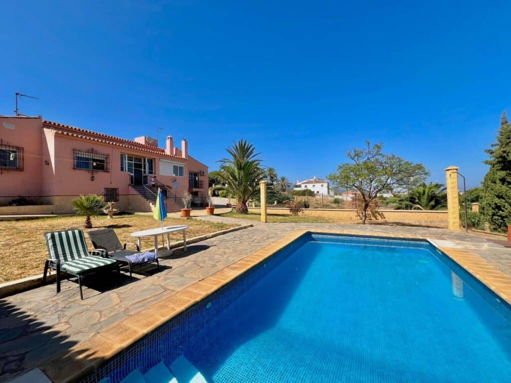 Villa for sale in Estepona