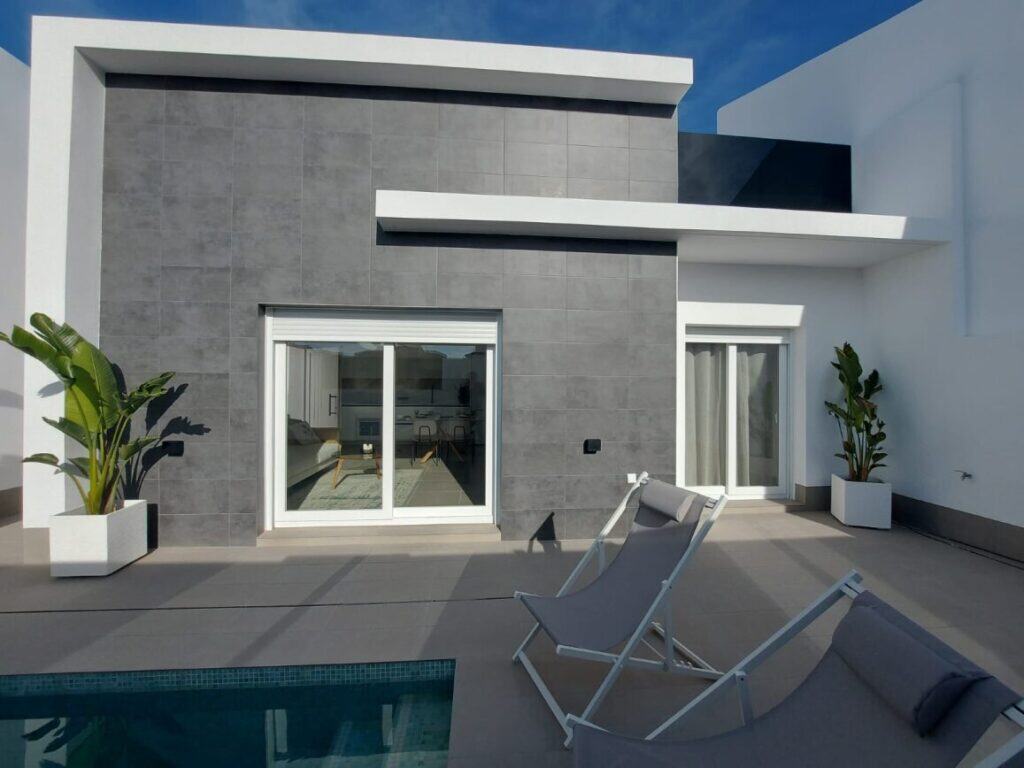 Villa for Sales in Roldan