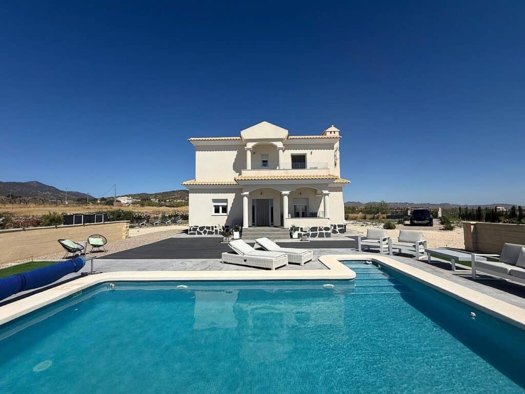 Villa for sale in Pinoso