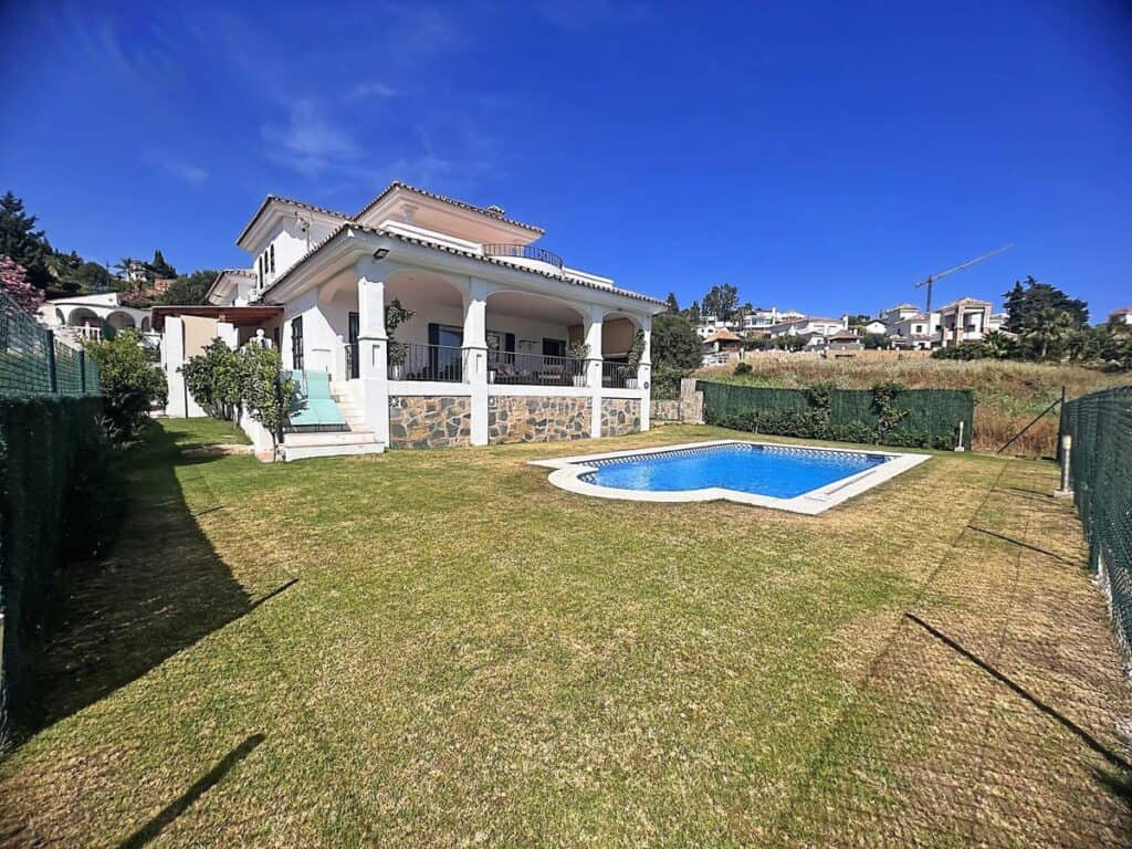 Villa for sale in Estepona