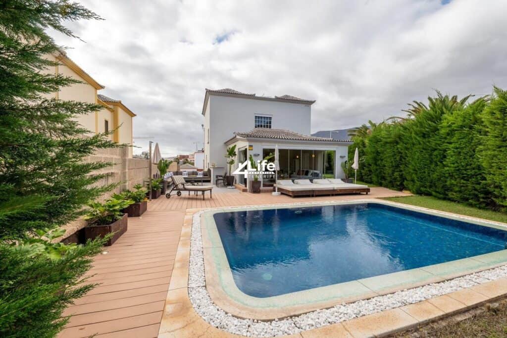 Villa for Sales in Calle Berna