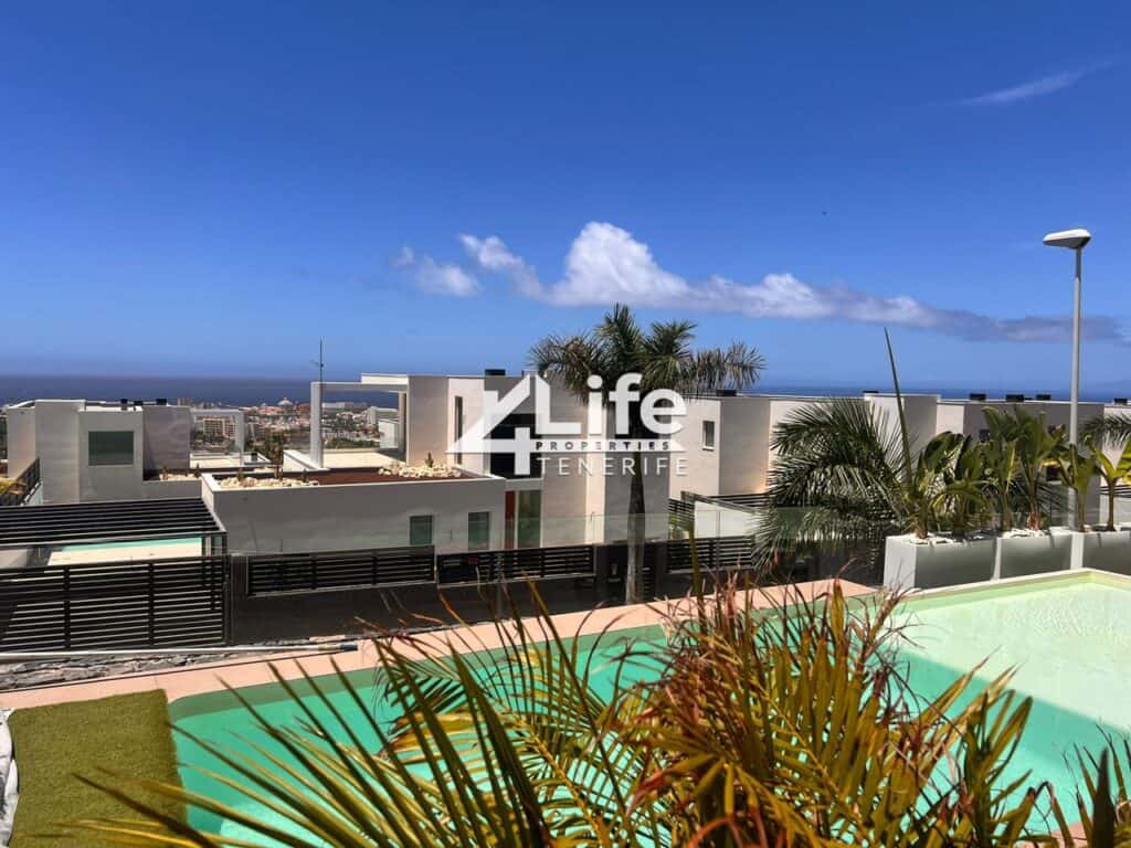 Villa for Sales in Calle Luxemburgo