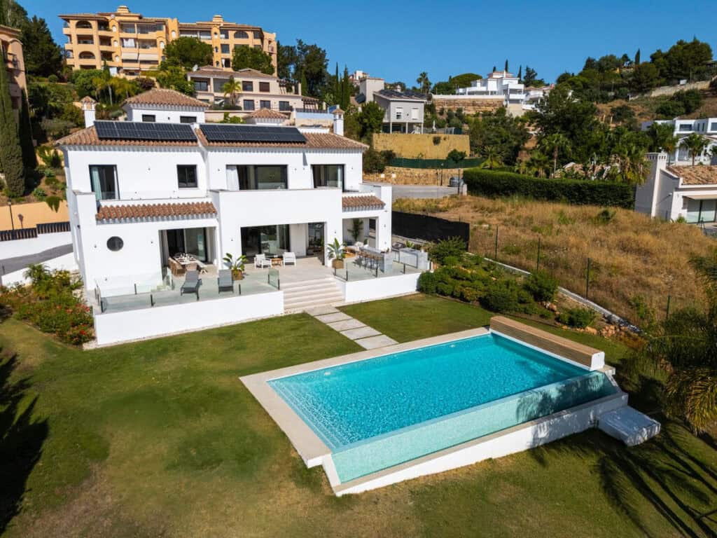 Villa for sale in Elviria