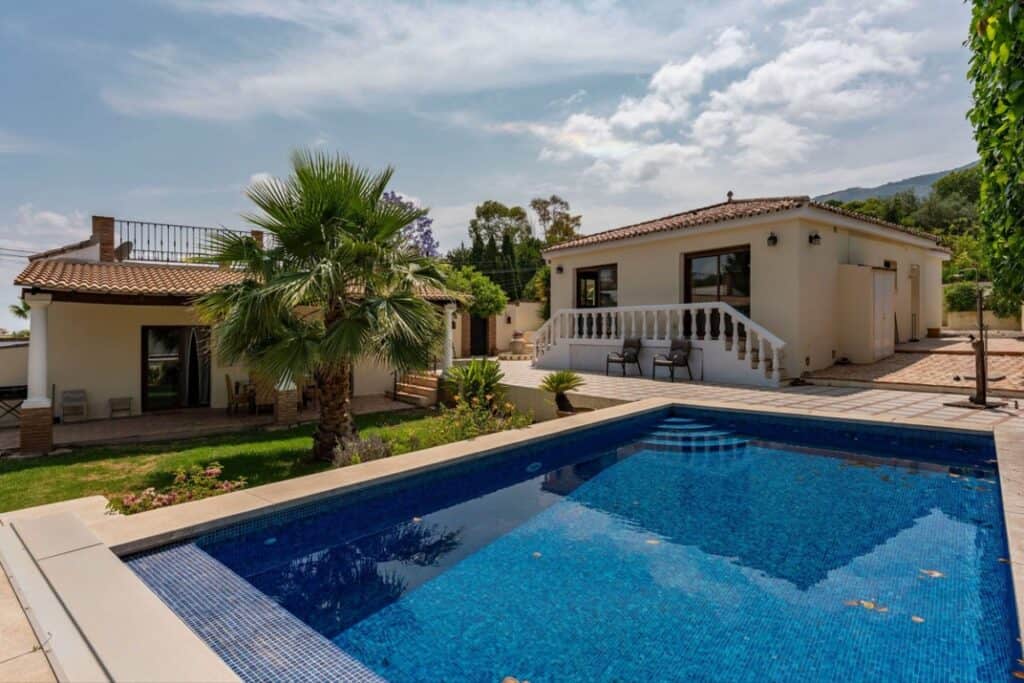 Villa for Sales in  Alhaurin El Grande