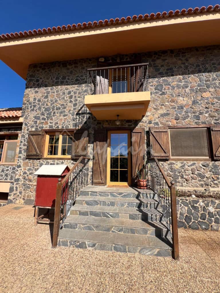 Country House for sale in Arona