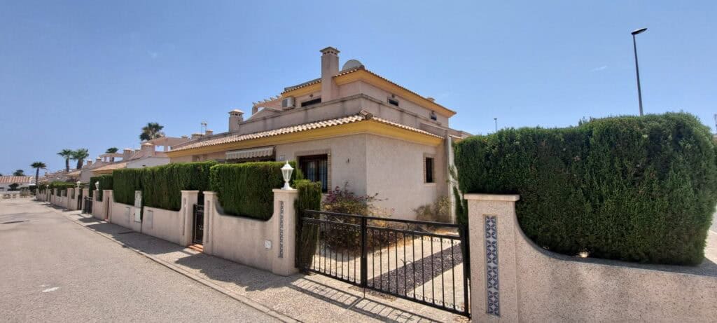 Villa for sale in Villamartin